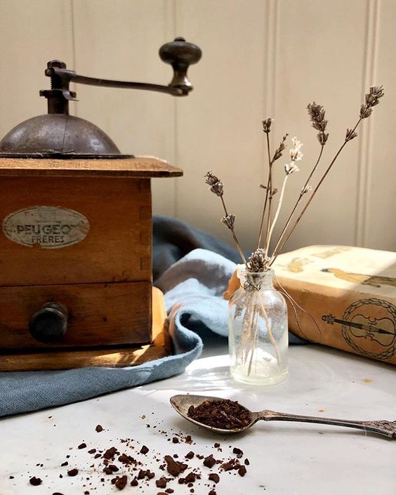 20 of the best vintage interiors in the UK. Vintage accessories and tea leaves