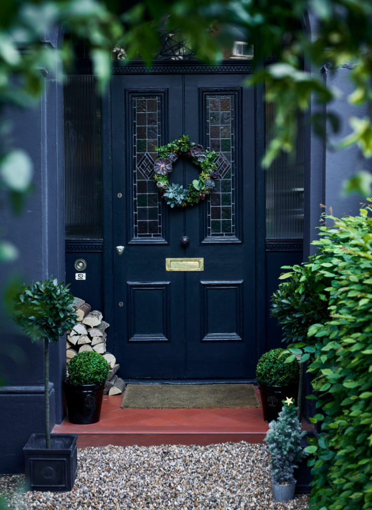Dobbies Christmas front door wreath