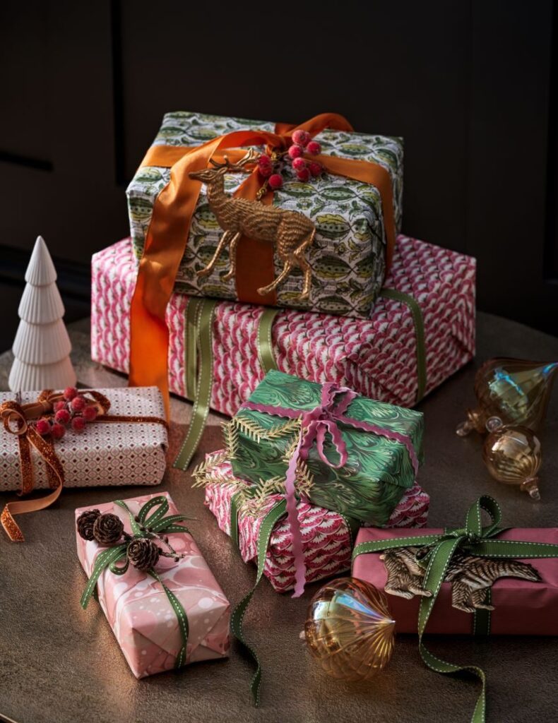 Spirit_of_Christmas_wrapped presents