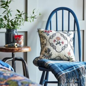 Morris_MirtosBedding_2017_Strawberrytheif_Blue_05_HR 