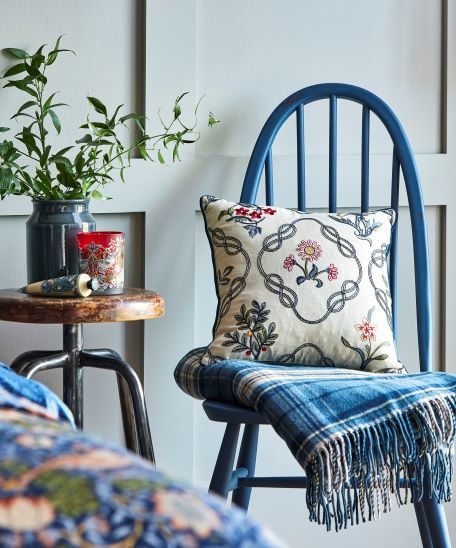 Morris_MirtosBedding_2017_Strawberrytheif_Blue_05_HR