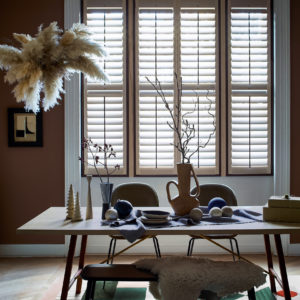 Marie Nichols_Dan Duchars_HIL-SHUTTERS-DININGROOM-RICHMOND-FULLHEIGHT-LIMEDWHITE-MAHOGANYTILTROD-CHRISTMAS_0192_PORTRAIT 