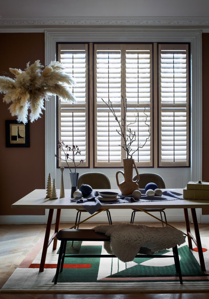 Marie Nichols_Dan Duchars_HIL-SHUTTERS-DININGROOM-RICHMOND-FULLHEIGHT-LIMEDWHITE-MAHOGANYTILTROD-CHRISTMAS_0192_PORTRAIT